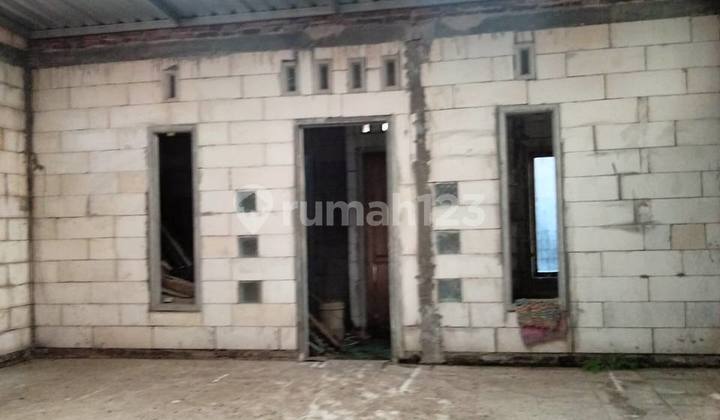 A House a Step Away from the Airport in Pakis Clove Garden 2