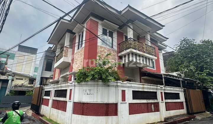 Rumah Posisi Hook Ada Lift di Jl.otista Jaktim