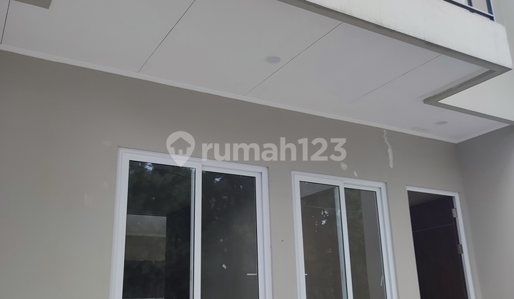 Disewakan Rumah Hoek Baru Renovasi di Villa Melati Mas 2