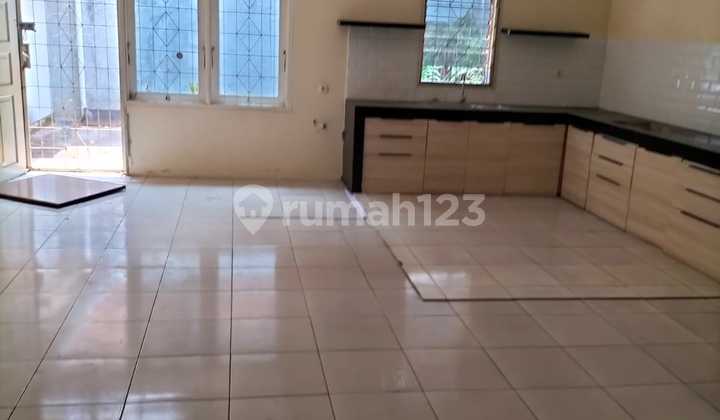 Rumah Strategis di Vila Melati Mas 2