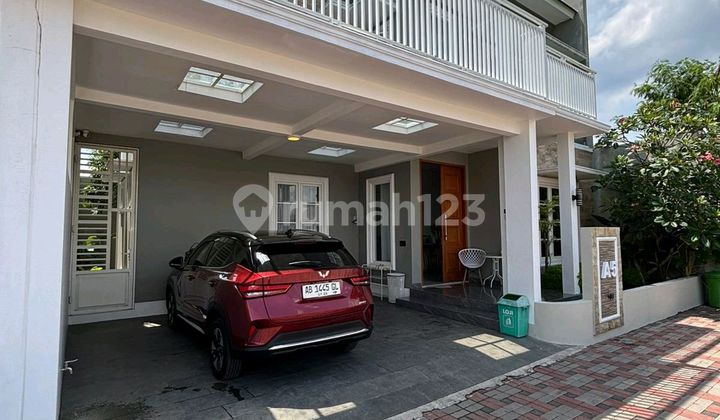 Dijual Rumah Mewah Cantik Lokasi Sangat Strategis 