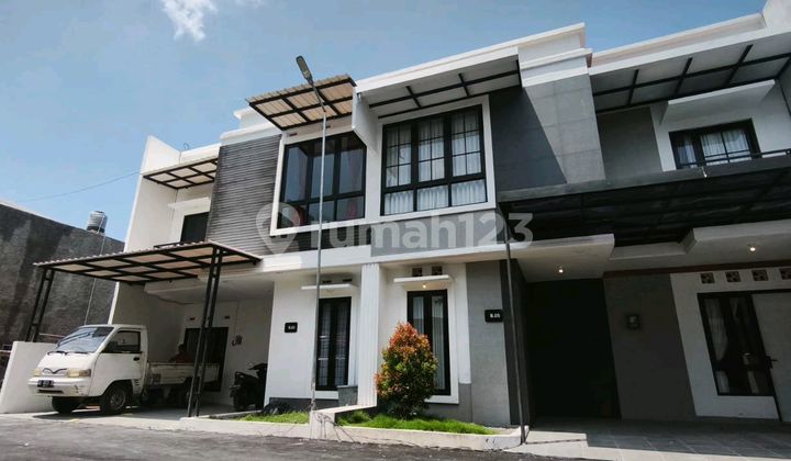 Dijual Rumah Cantik Lantai Dua Lokasi Sangat Strategis Dijual Rumah Cantik Lantai Dua Lokasi Sangat Strategis