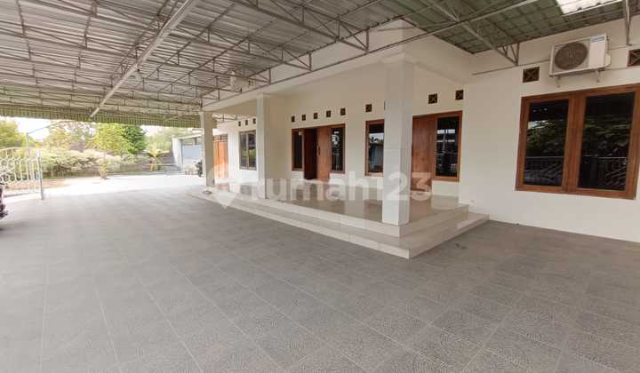 Disewakan Rumah 1 Lantai 250M² - Strategis, bisa Parkir 5 Mobil Lebih di Sleman