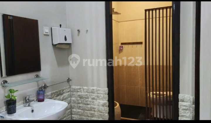 Dijual Hunian Eksklusif 3,25 M: Full Furnished, 5 AC, 5 TV & Kolam Ikan - Hanya 7 Menit ke Malioboro 2
