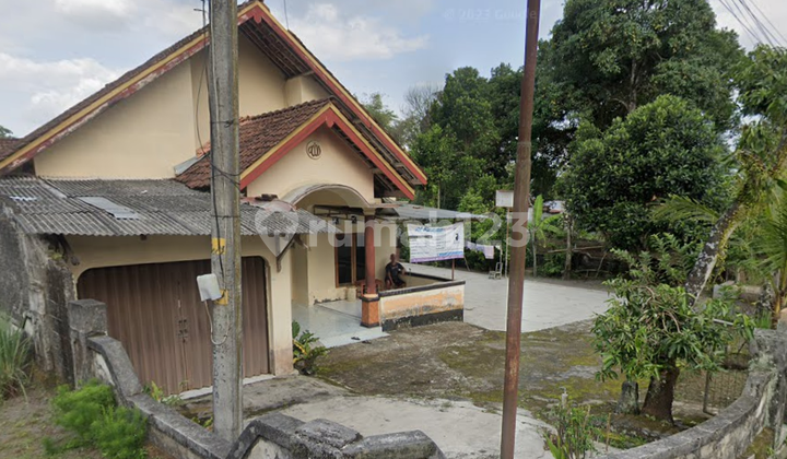 Disewakan Rumah Ngemplak Sleman: 4 Kamar Tidur & 3 Kamar Mandi, Luas Bangunan 400 M2 - Lega & Nyaman 2