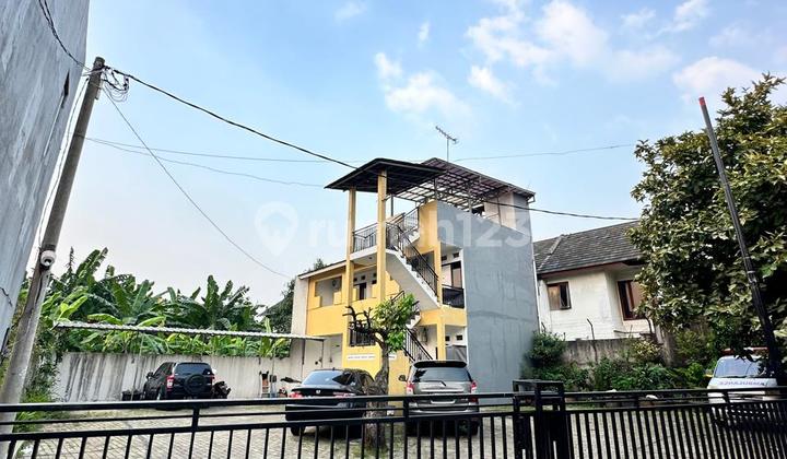 Comfortable and Exclusive Boarding House near Galaxy Area Bekasi with Ensuite Bathroom and Spacious Car Parking Area