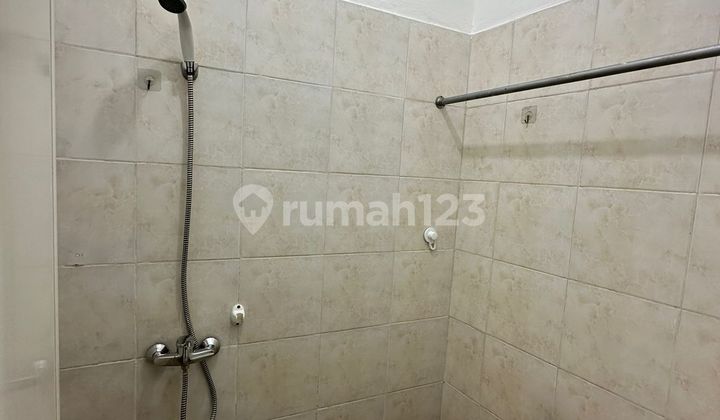 Comfortable and Exclusive Boarding House near Galaxy Area Bekasi with Ensuite Bathroom and Spacious Car Parking Area