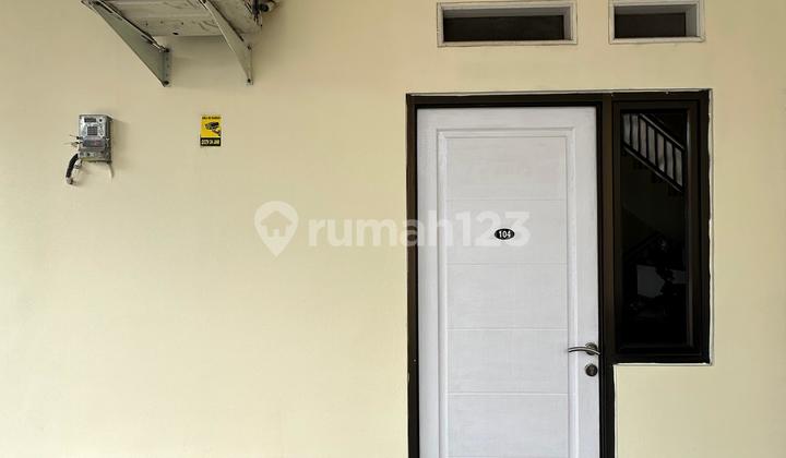 Comfortable and Flood-Free Boarding House in Bekasi with Ensuite Bathroom, Water Heater, and Spacious Car Park.