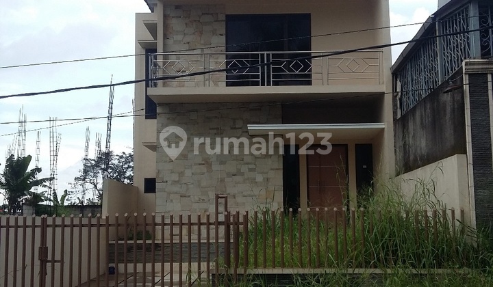 Rumah Mewah, Termurah Di Kelasnya. Ada Fasilitas Kolam Renang. Mau? Rumah Mewah, Termurah Di Kelasnya. Ada Fasilitas Kolam Renang. Mau?