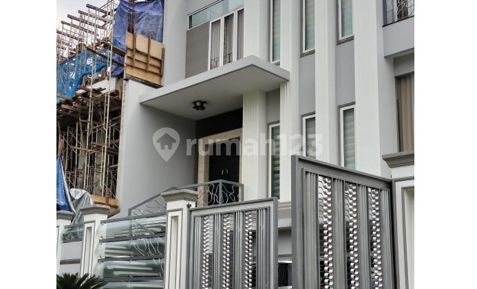 Rumah Cantik 2 Lantai Ada Lift, Kolam Renang di Taman Permata Buana Kembangan, Jakarta Barat