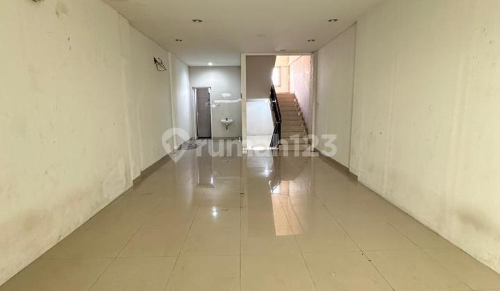 3 1/2 Story Shop House with Rooftop on Mohamad Tamrin Pananggungan Pinang Street, Tangerang City 2