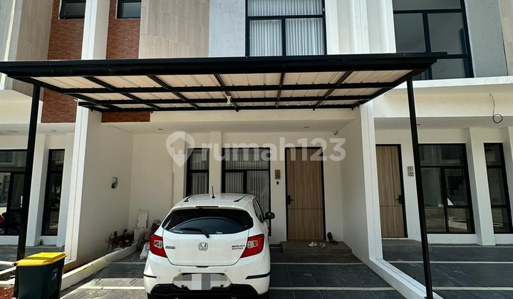 Rumah 2,5 Lantai di The View Bintaro, Tangerang Selatan