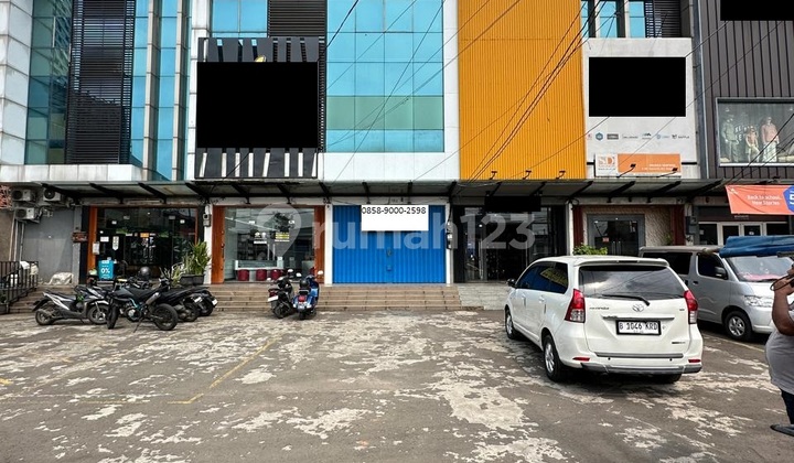 3 1/2 Story Shop House with Rooftop on Mohamad Tamrin Pananggungan Pinang Street, Tangerang City 1