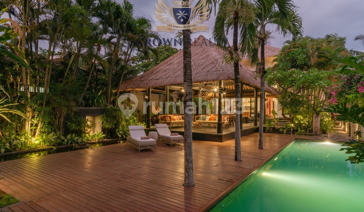 A Prestigious Beachfront Villa With Private Access In Lovina