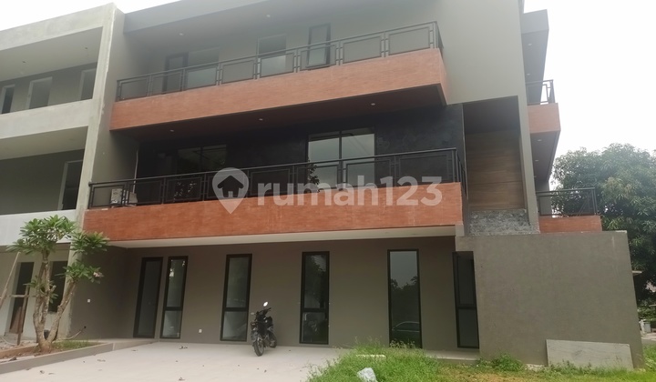 Feronia Alam Sutera Rumah 3 Lantai Hook dan Lift