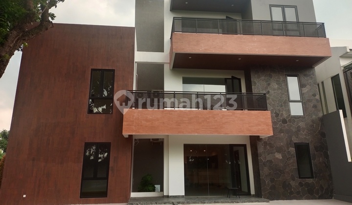Alam Sutera Cluster Palmyra 3-Story House Hook & Lift