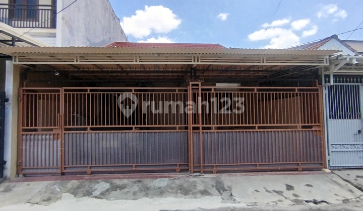 House Ready to Live In, Newly Renovated, Close to KRL Station and Flood-Free