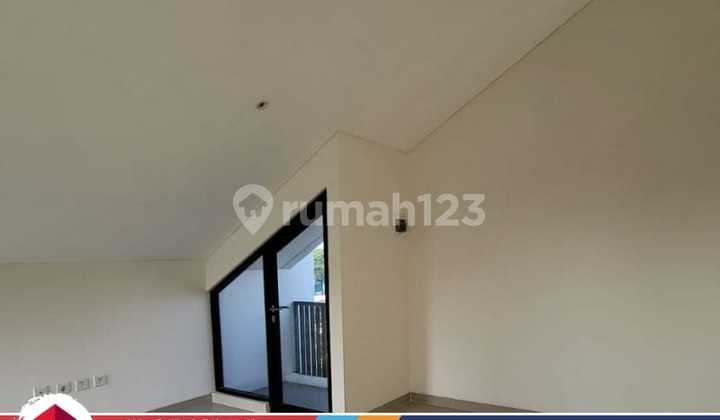 Jual Rumah Mewah Siap Huni 3 Lantai ,Letak Strategis Dan Bebas Banjir Di JGC Cluster The Essence Yarra Dekat Gerbang dan Taman,Jakarta Timur 2