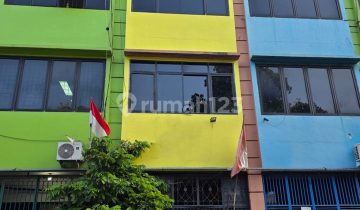 Ruko rapih 3.5 lantai, akses mudah dan ramai di Daan Mogot Baru