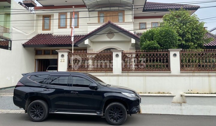 Rumah luas ada kolam renang, bagus rapih di Kebon Jeruk 0065.erw