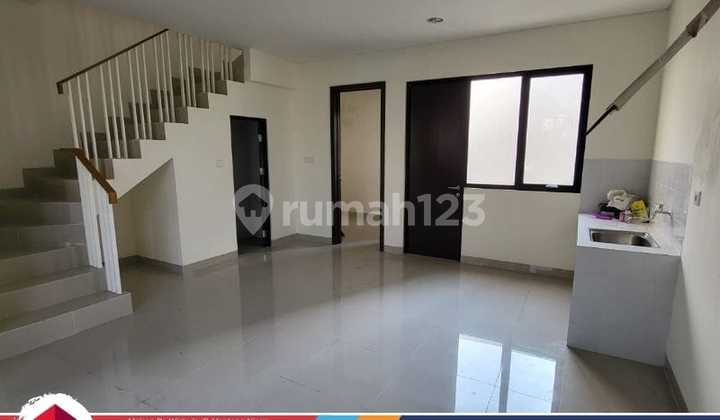 Jual Rumah Siap Huni 3 Lantai ,Letak Strategis Dan Bebas Banjir Di JGC Cluster The Essence Yarra Dekat Gerbang dan Taman,Jakarta Timur