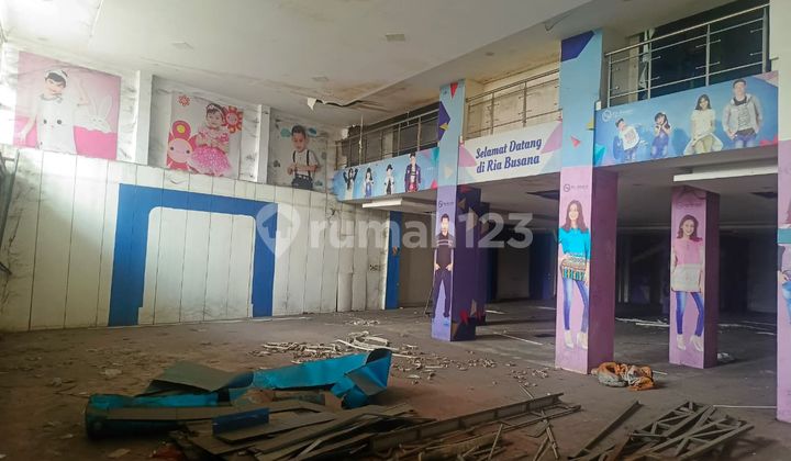 Large shop house for rent by the roadside, strategic location in Cikarang. 2