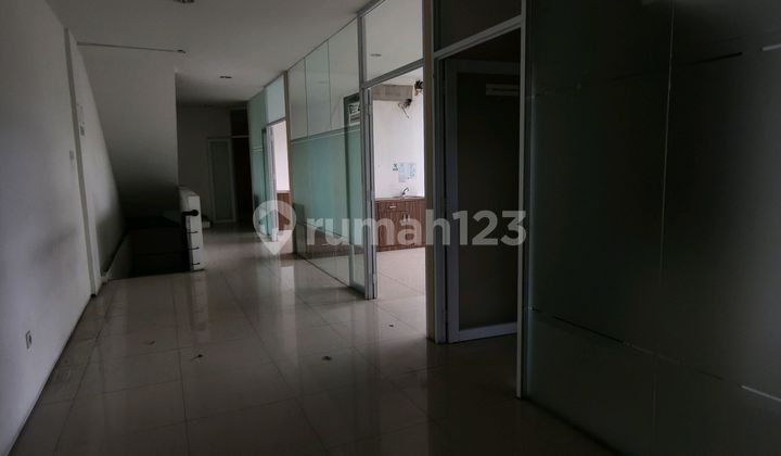 Strategic 3.5-Story Corner Ruko Suitable for Various Businesses