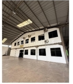 Strategic Warehouse Ready to Use, Ample Parking, Can Accommodate 40' Container and Large Trucks