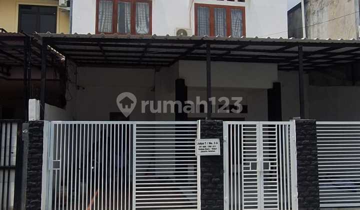 Rumah, 2 Lantai, di Tebet , Jalan 2 Mobil, Garasi 2 Mobil, Carpot, Luas Bangunan 350 M2, Bebas Banjir ( Never) Semi Furnish 2