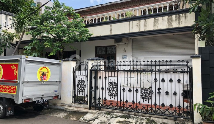 Dijual Rumah 2 Lantai, Butuh Renovasi, Tapi Nilai Investasi Tinggi – Lokasi Super Strategis di Slipi JakBar