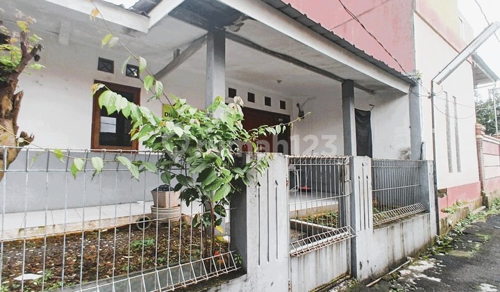 Rumah Luas 200 M² di Perumnas Depok Jaya - SHM, 3 KT, Lingkungan Tenang & Strategis | Harga 1,7 M Rumah Luas 200 M² di Perumnas Depok Jaya - SHM, 3 KT, Lingkungan Tenang & Strategis | Harga 1,7 M