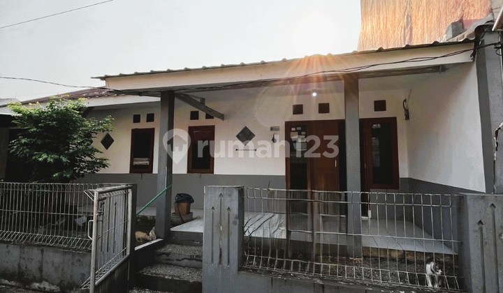 200 M² Spacious House in Perumnas Depok Jaya - SHM, 3 BR, Quiet & Strategic Neighborhood | Price 1.7 B 2