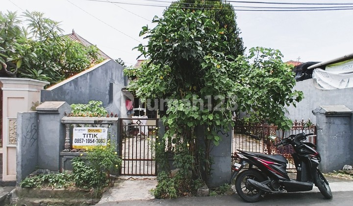 COMFORTABLE AND SPACIOUS HOUSE IN THE CENTER OF DEPOK CITY - BELOW MARKET PRICE!