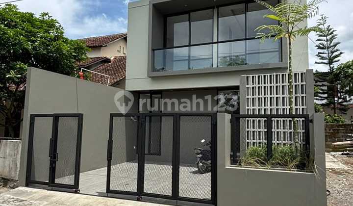 Fully Furnished Contemporary Modern Luxury House for Sale Near UGM Campus Jogjalocation: Jln. Kaliurang Km 7.5Land Area: 98 m²Building Area: 125 m²SHM + IMB/PBGFacing West3 Bedrooms3 BathroomsLiving RoomDining RoomFamily RoomKitchenGardenCarport for 2 CarsPrice: 2