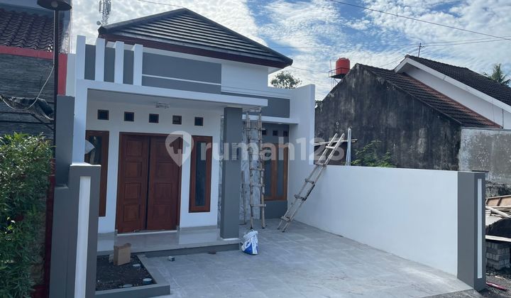 *Banyak Bonus, Hanya 2 Unit. Rumah Baru Cantik N Minimalis Siap Huni di Jl. Godean Km. 7 Yk*Luas Tanah 102 Mkamar Tidur 3Kamar Mandi 2Ruang Tamuruang Keluargadapurruang Cuci / Jemurancarpirt Luasakses Jalan Lebar- SHM + Pbg Ready*Bonus :*- Pagar- Canopy- 