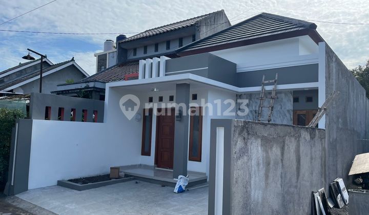 Many Bonuses, Only 2 Units. Beautiful and Minimalist New House Ready to Occupy on Jl. Godean Km. 7 Yk
Land Area 102 m²
3 Bedrooms
2 Bathrooms
Living Room
Family Room
Kitchen
Washing/Drying Area
Wide Carport
Wide Road Access
- SHM + Pbg Ready
Bonus:
- Fence
- Canopy 2