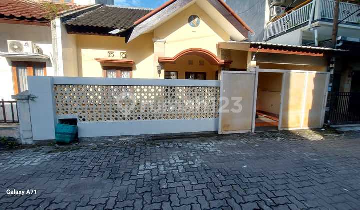*For Rent Beautiful House in Housing Complex Near UPN & Amikom Yogyakarta Campus*
Land Area 107 m²
Building Area 85 m²
Bedrooms 3
Bathrooms 2
Living Room
Kitchen
Laundry Room
Drying Area
Garage + Car Access Gate
- Prepaid PLN Electricity 2,200 Watt
- PD Water