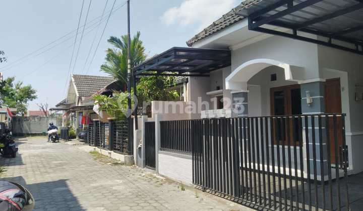 *Beautiful House in a Subdivision on Kayen St., Kaliurang Km., Yogyakarta*  
Land Area: 98 m²  
Building Area: 56 m²  
Bedrooms: 2 + 1  
Bathrooms: 2  
Living Room  
Kitchen  
Yard  
Carport  
Road Access: 4 m  
- SHM (Certificate of Ownership) - IMB (Building Permit)  
@ Nationalist Subdivision Environment, Safe & Comfortable  
@ Many Newcomers  
@ Close to Public Facilities & Culinary Spots 2