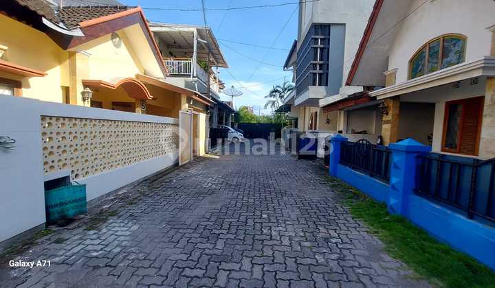 *For Rent Beautiful House in Housing Complex Near UPN & Amikom Yogyakarta Campus*
Land Area 107 m²
Building Area 85 m²
Bedrooms 3
Bathrooms 2
Living Room
Kitchen
Laundry Room
Drying Area
Garage + Car Access Gate
- Prepaid PLN Electricity 2,200 Watt
- PD Water