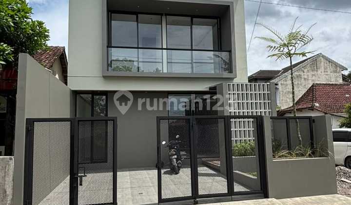 Full Furniture Dijual Rumah Mewah Kontemporer Modern Dekat Kampus Ugm Jogjalokasi :Jln.kaliurang Km 7,5Luas Tanah 98 M²Luas Bangunan 125 M²Shm + Imb/Pbghadap Baratkamar Tidur 3Kamar Mandi 3Ruang Tamuruang Makanruang Keluarga Dapurtaman Carport 2 Mobilharg Full Furniture Dijual Rumah Mewah Kontemporer Modern Dekat Kampus Ugm Jogjalokasi :Jln.kaliurang Km 7,5Luas Tanah 98 M²Luas Bangunan 125 M²Shm + Imb/Pbghadap Baratkamar Tidur 3Kamar Mandi 3Ruang Tamuruang Makanruang Keluarga Dapurtaman Carport 2 Mobilharg