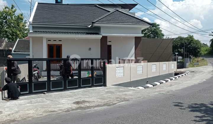 Rumah Baru Siap Huni Desain Klasikpinggir Jalan Aspal Utamalokasi Bakungan, Wedomartani, Yogyakarta. Dekat Minomartaniluas Tanah 131 M²Bangunan Type 51Lebar Depan 15 Meter2 Kamar Tidur1 Kamar Manditaman Depan Luascarport Luaslegaliras Sertifikat Hak Milik Rumah Baru Siap Huni Desain Klasikpinggir Jalan Aspal Utamalokasi Bakungan, Wedomartani, Yogyakarta. Dekat Minomartaniluas Tanah 131 M²Bangunan Type 51Lebar Depan 15 Meter2 Kamar Tidur1 Kamar Manditaman Depan Luascarport Luaslegaliras Sertifikat Hak Milik