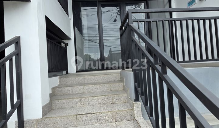 For Rent New 3-Story House In Krobokan For Rent New 3-Story House In Krobokan