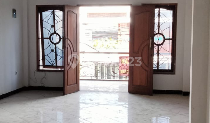 Rented 3-Story Shop House in South Denpasar, Roadside Location 2