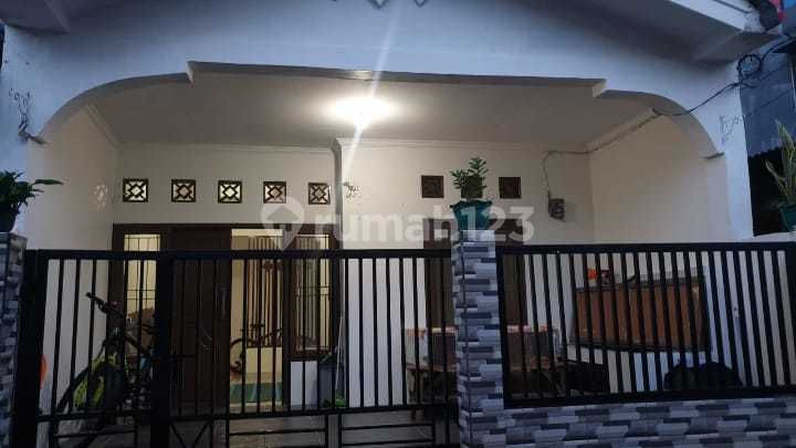 For Rent: Comfortable House in a Strategic Location in Jatiasih, Bekasi 2