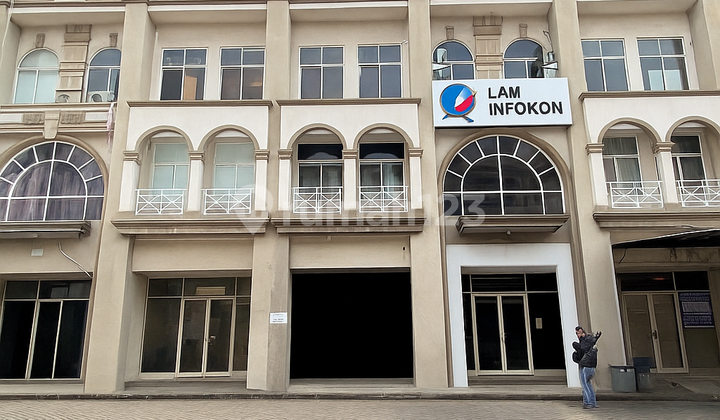 For Rent: 2.5-Story Shop House with Folding Gate, Ready to Use