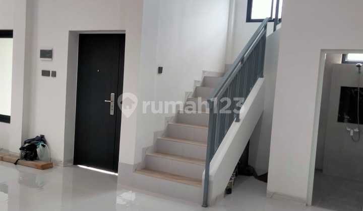 Minimalist New House in Kopo Permai Complex, Bandung
