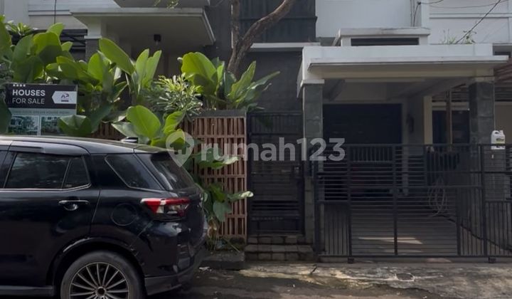Rumah 2 Lantai Dekat Pos Satpam Row Jalan Lega