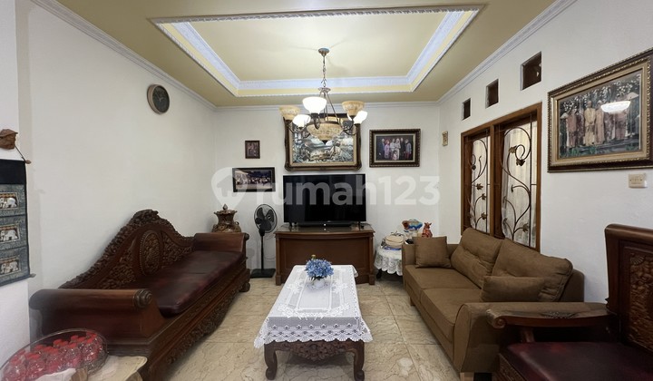 Rumah Klasik Modern 2 Lantai Dekat Pusat Kota Depok 2