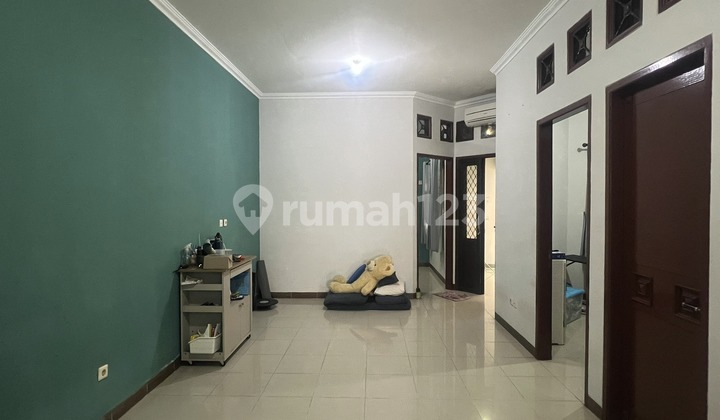 2-Story House Close to the City