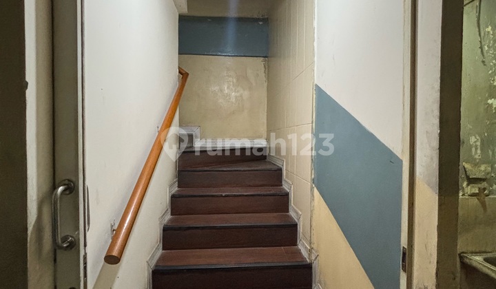 Price Drop for a 3.5-Story Terraced Shop House in Sunter Area, Suitable for Office or Warehouse 2